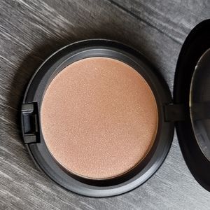 SOLD-MAC Iridescent Powder in Belightful